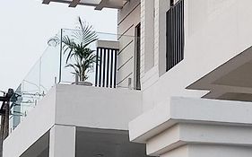 Saya'S Abode - Railview Suites